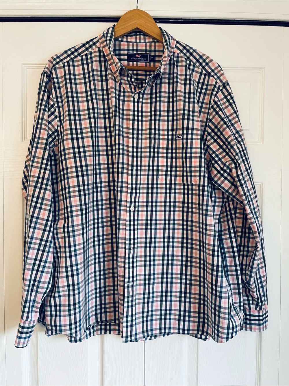 Vineyard Vines men’s Pink and Navy Plaid Button-Down Shirt - EUC